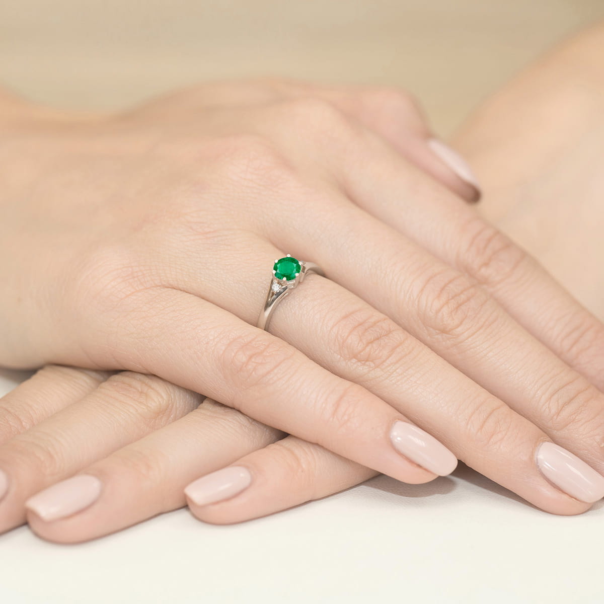 Pierścionek z szmaragdem 0,50ct i diamentami – złoto białe 585