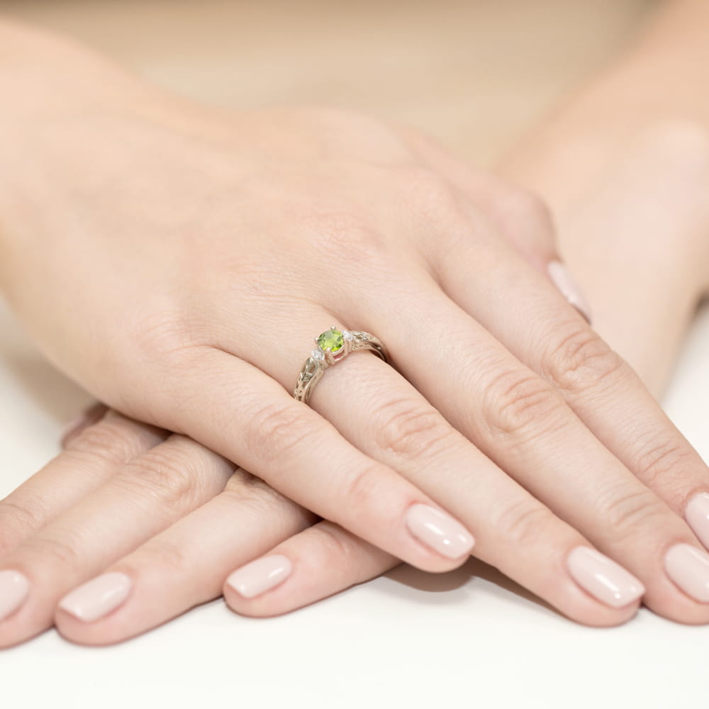Pierścionek z oliwinem 0.60 ct i diamentami w białym złocie 585