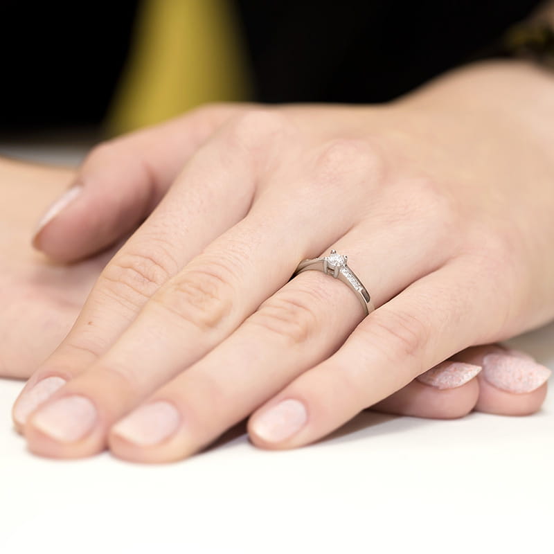 Pierścionek zaręczynowy z diamentami 0,19ct - białe złoto