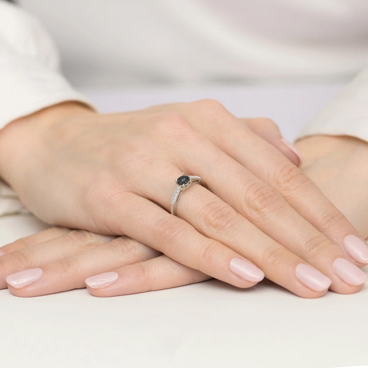 Pierścionek z białego złota 585 z czarnym diamentem i diamentami