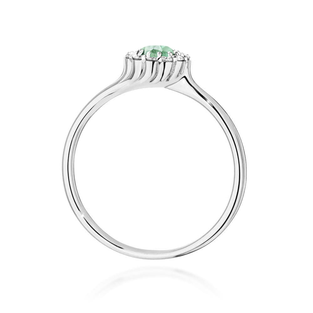 Pierścionek ze szmaragdem 0.50 ct i diamentami – złoto białe 585