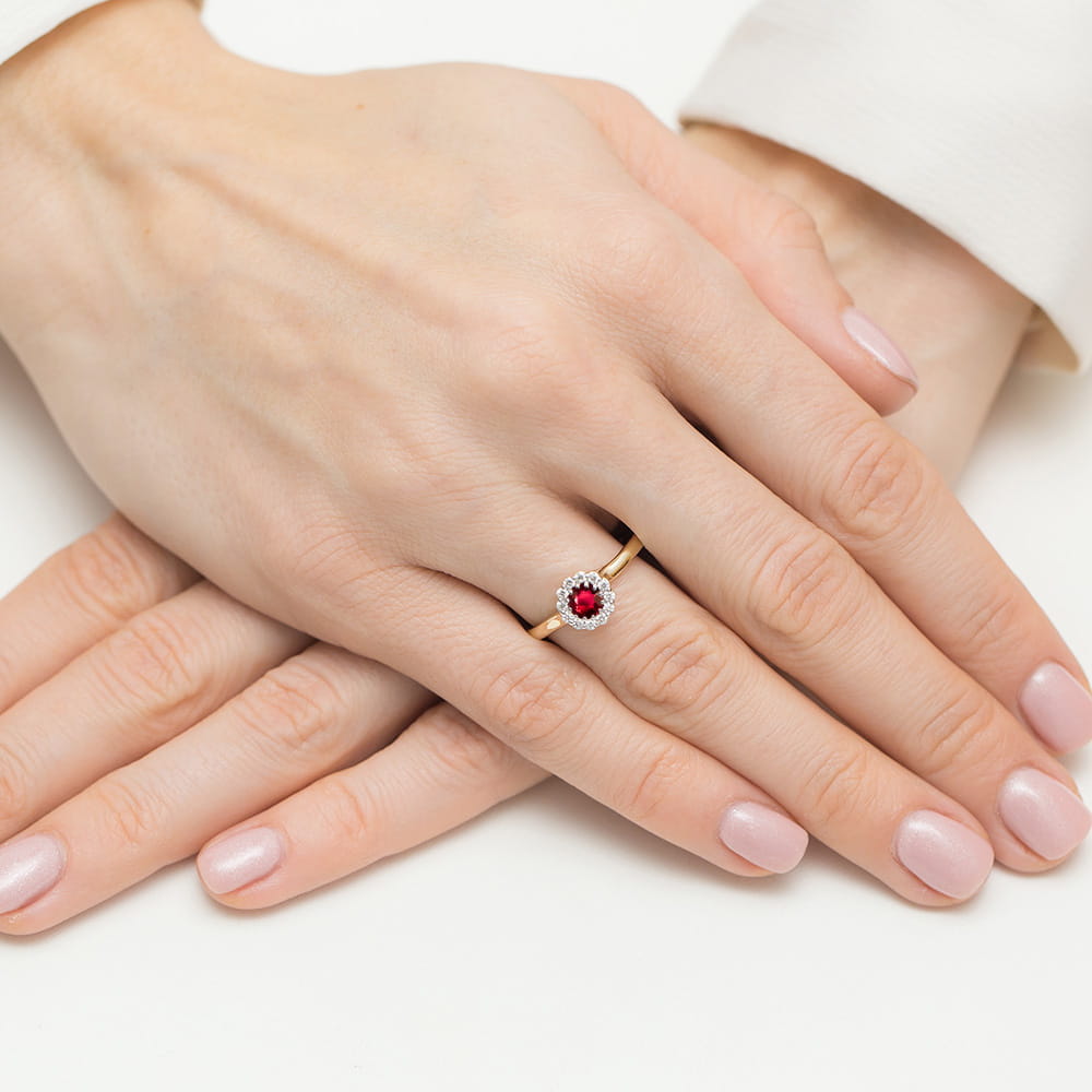 Pierścionek z rubinem 0.60 ct i diamentami – złoto żółte 585
