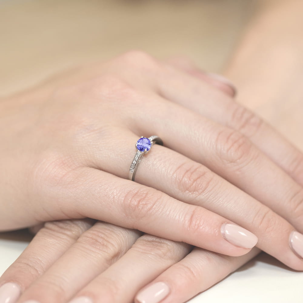 Pierścionek z tanzanitem 0.50ct i diamentami w białym złocie próby 585