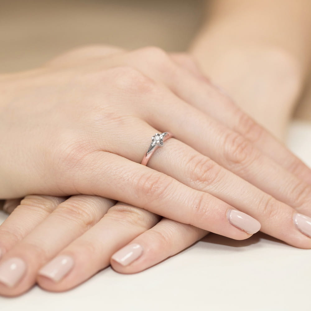 Pierścionek zaręczynowy z diamentem 0,04ct z różowego złota
