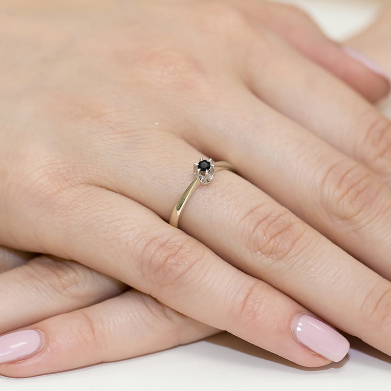 Pierścionek z białego złota 585 z czarnym diamentem 0.12ct