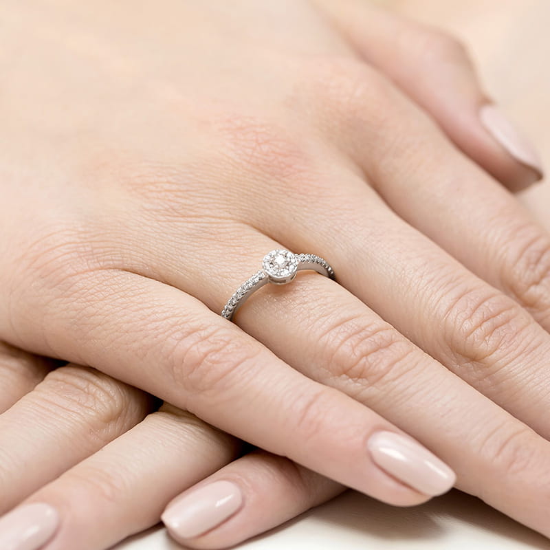 Pierścionek zaręczynowy z białego złota z diamentem 0,05ct