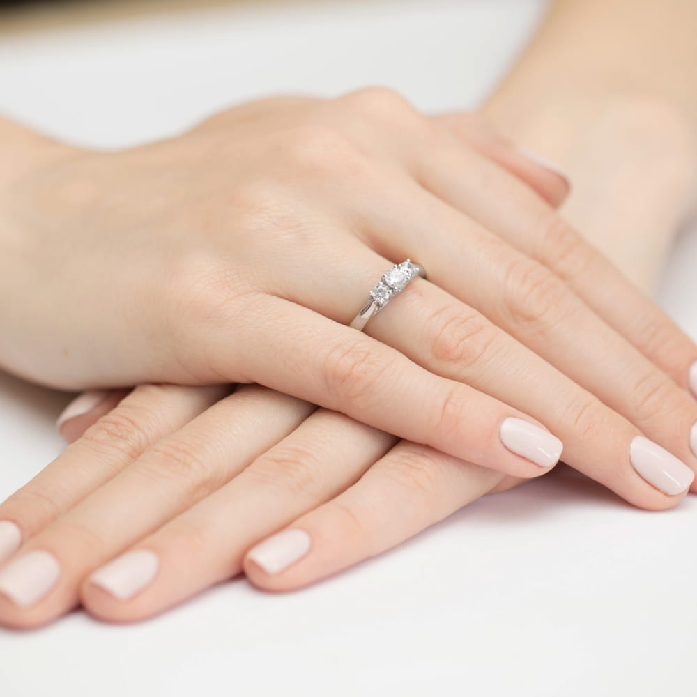 Pierścionek z białego złota z trzema diamentami 0,49ct