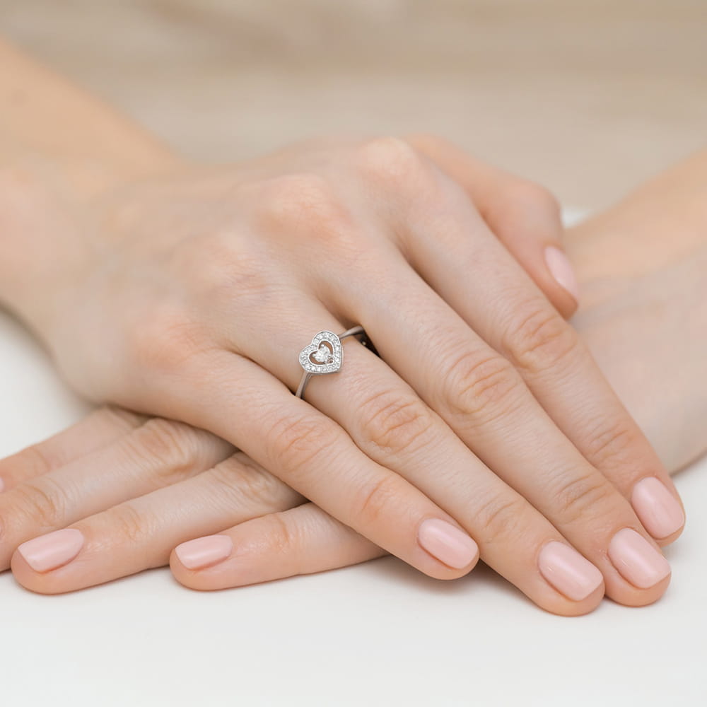 Pierścionek z białego złota z diamentem w kształcie serca 0,19ct