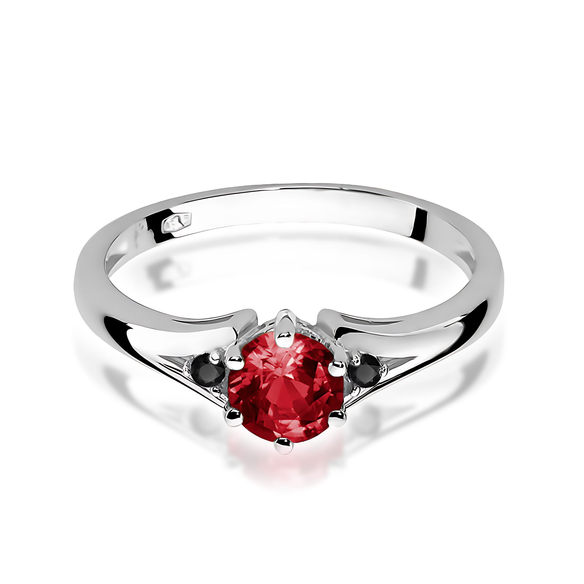Pierścionek z granatem 0,60ct i czarnymi diamentami – złoto białe 585