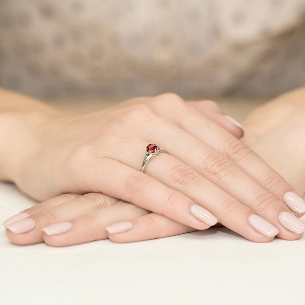 Pierścionek z granatem 0,60ct i czarnymi diamentami – złoto białe 585