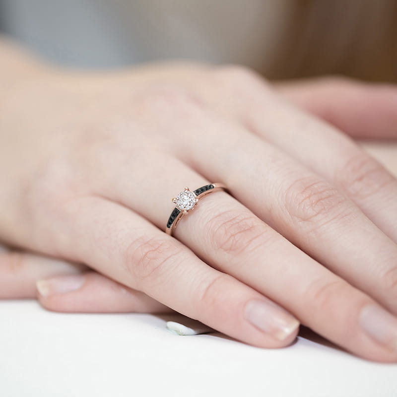 Pierścionek z różowego złota 585 z diamentem i czarnymi diamentami