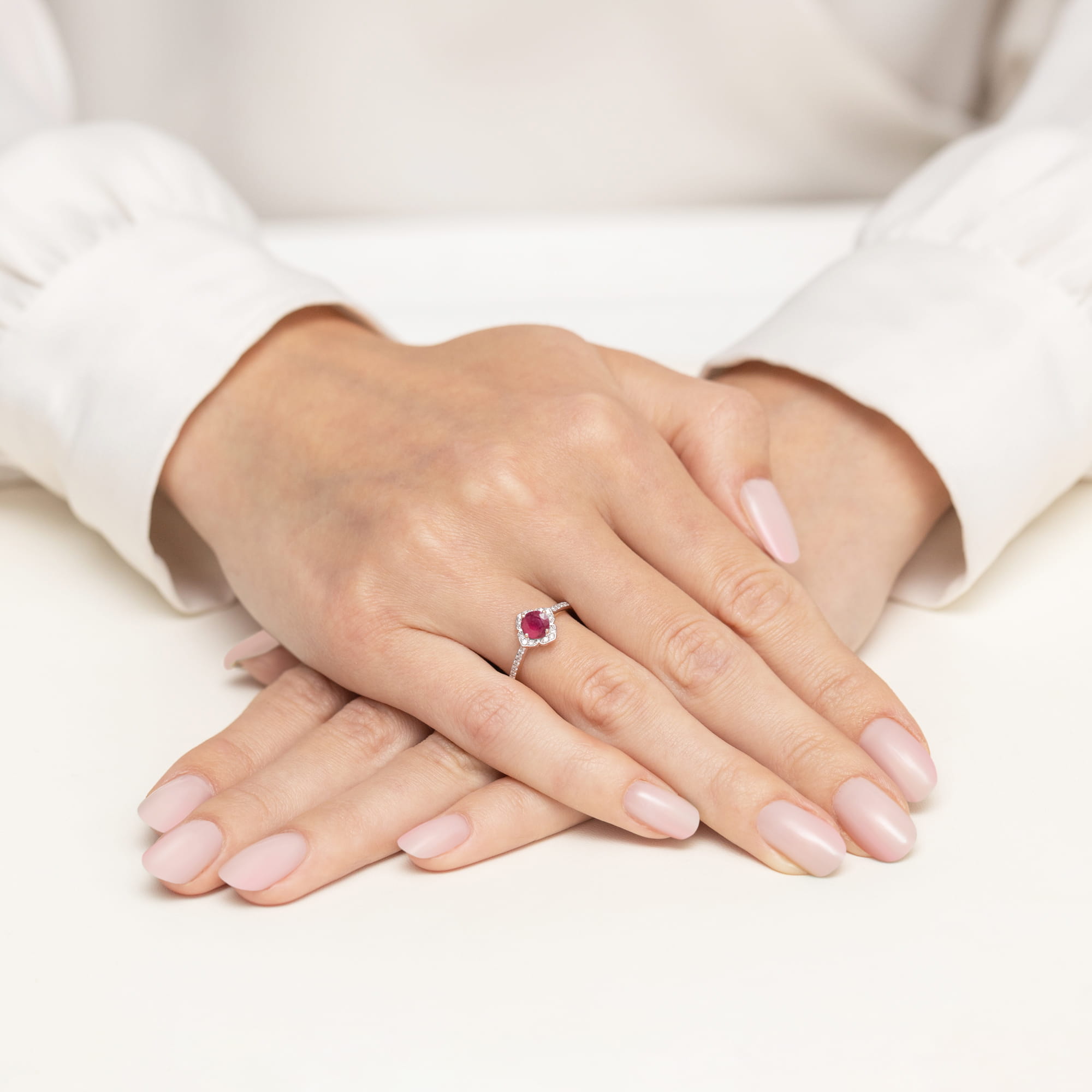 Pierścionek zaręczynowy z rubinem 0.60 ct i diamentami – złoto różowe 585