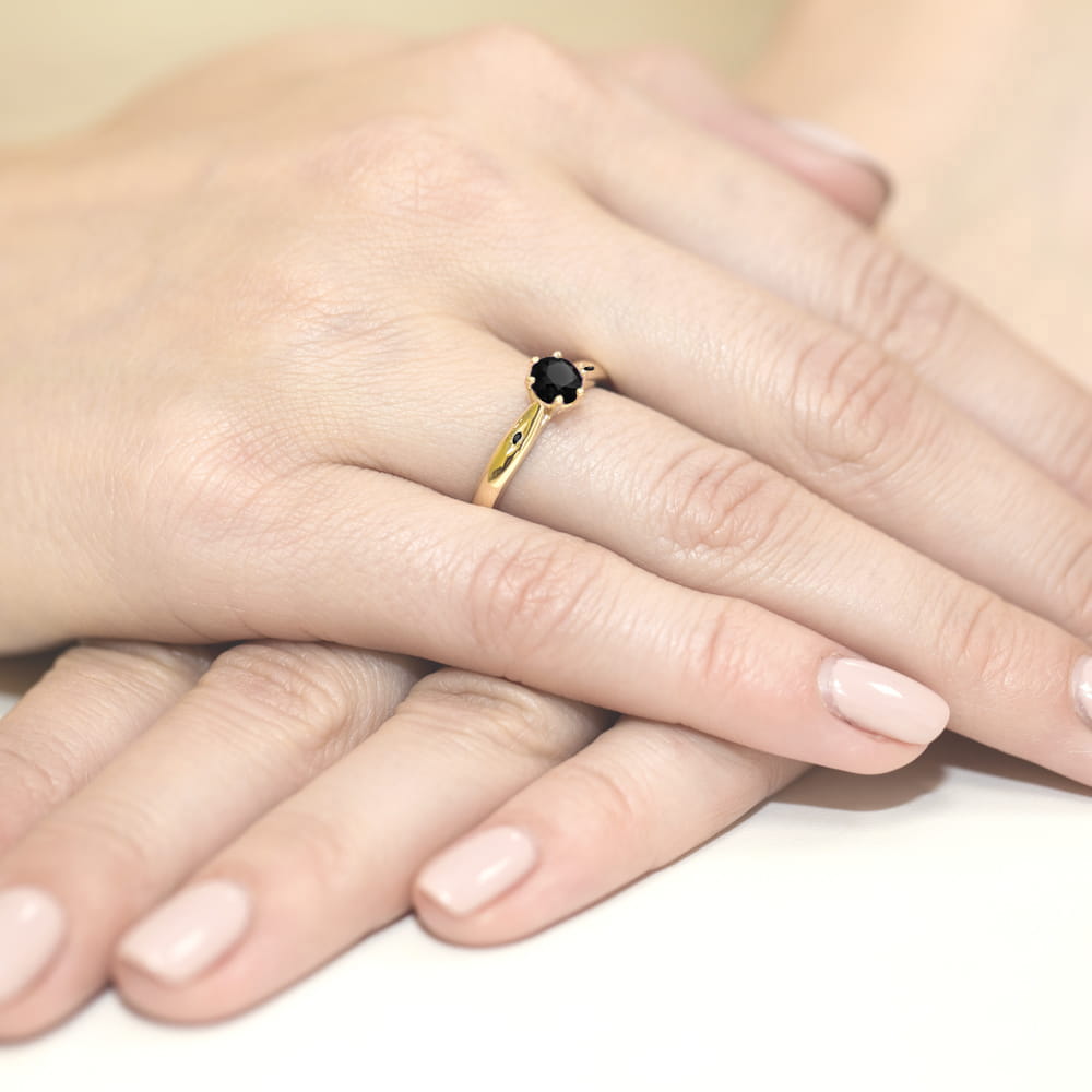 Pierścionek z żółtego złota 585 z czarnym diamentem 0.50 ct