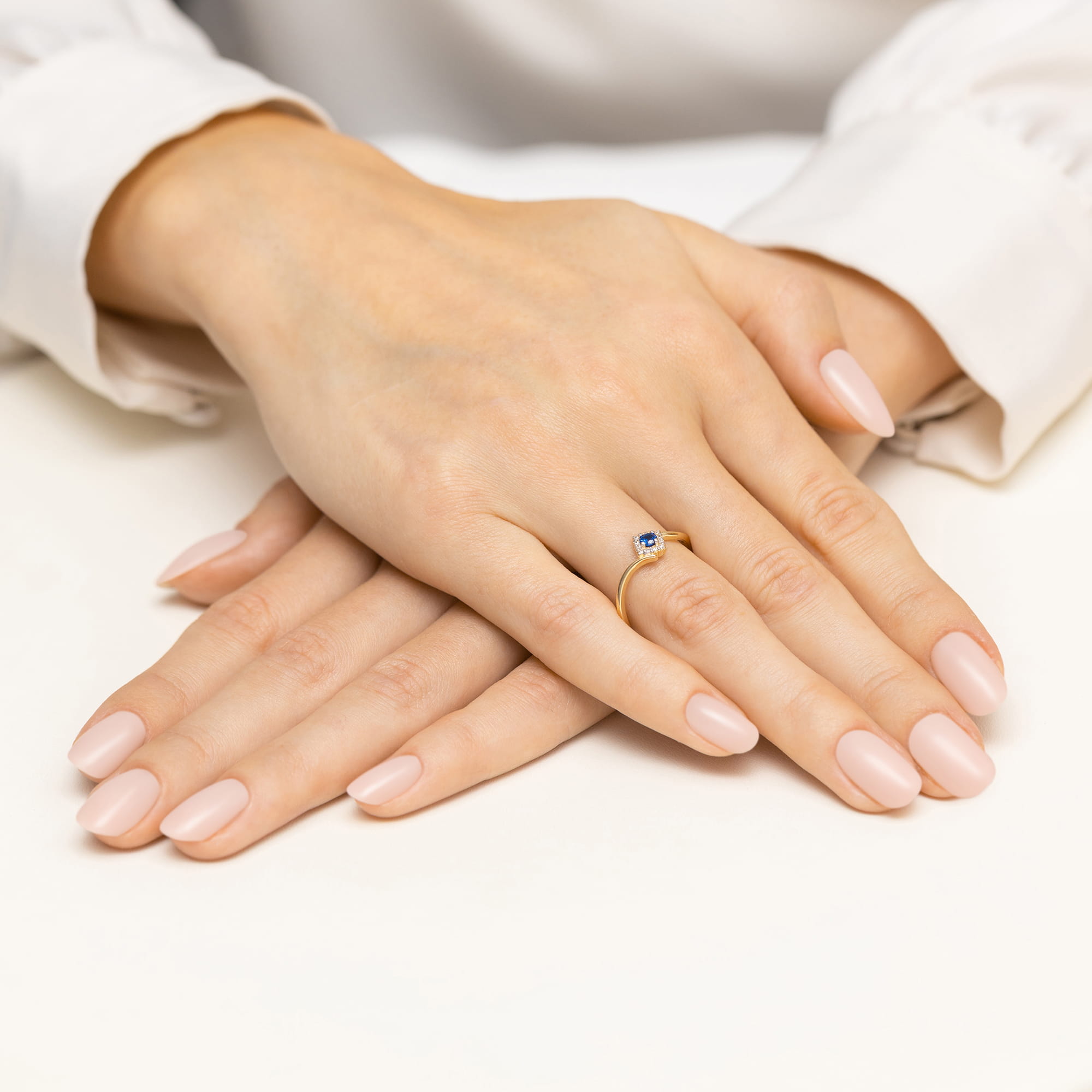 Pierścionek z szafirem 0,15 ct i diamentami - obrazek 4