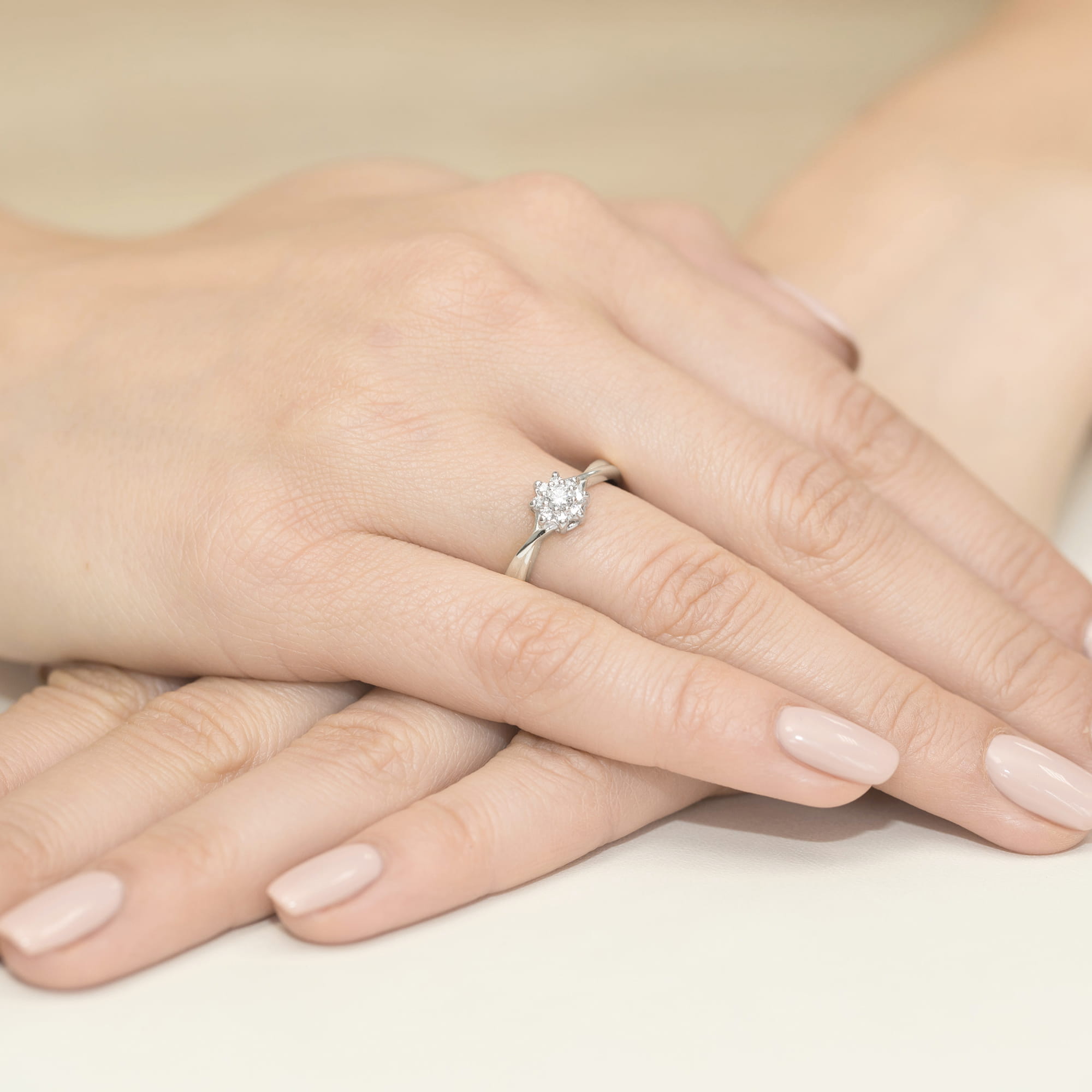 Pierścionek zaręczynowy z białego złota 585 z diamentami 0,22 ct – Flower Diamond