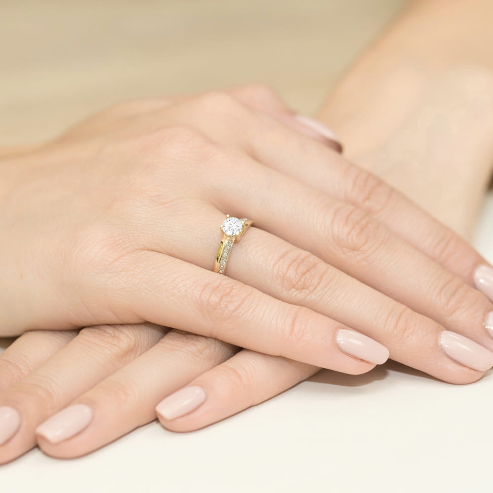 Pierścionek z żółtego złota 585 z białym szafirem 0,60 ct i diamentami – Aurora Sapphire