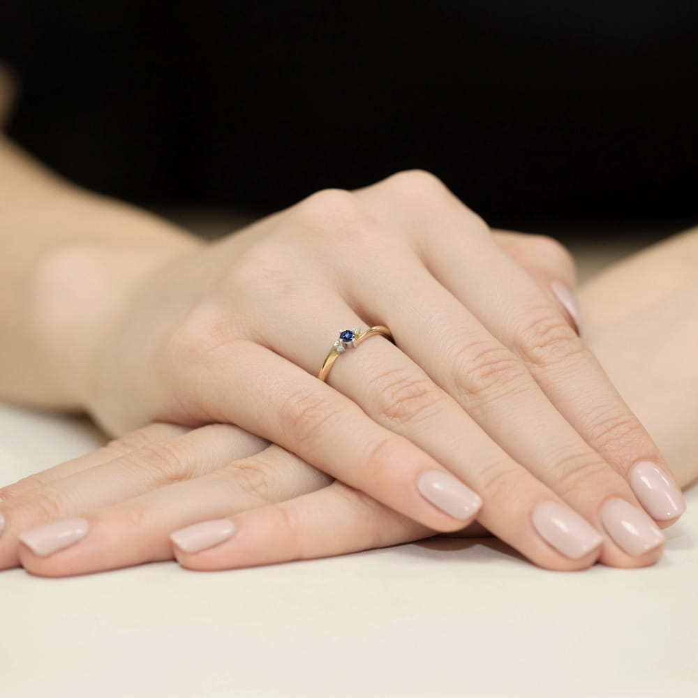 Pierścionek zaręczynowy z szafirem 0,15 ct i diamentami – żółte złoto - obrazek 4