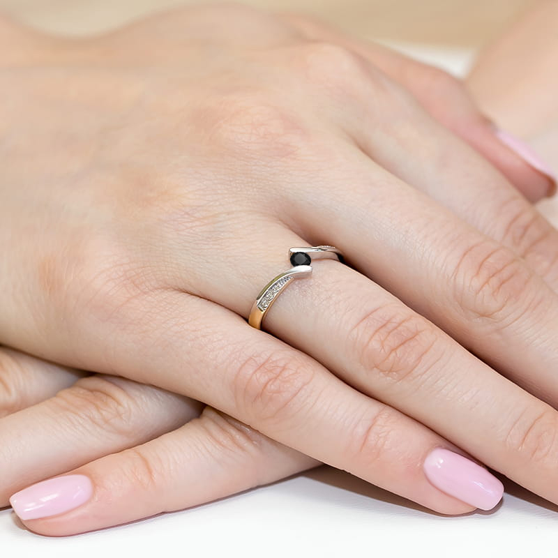 Pierścionek z czarnym diamentem 0,12ct żółte złoto - obrazek 4