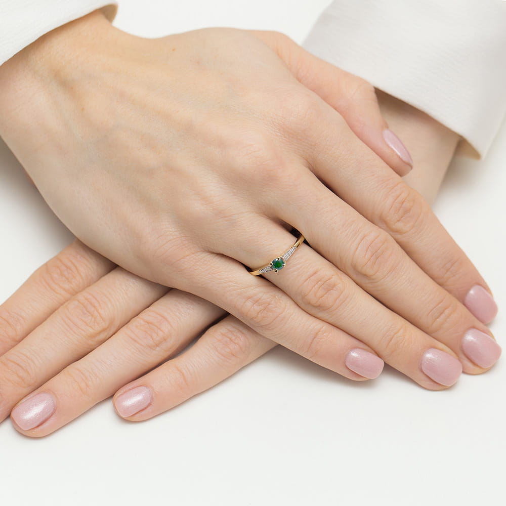 Pierścionek zaręczynowy ze szmaragdem 0,30ct i diamentami żółte złoto