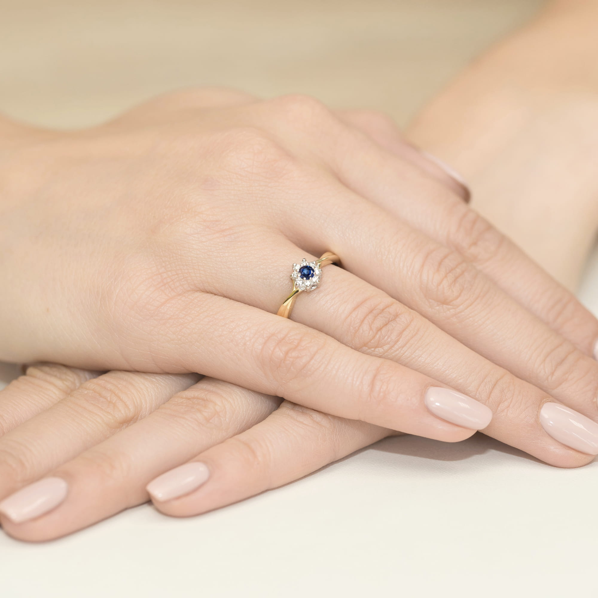 Pierścionek z szafirem 0,15 ct i diamentami w wysokiej oprawie – żółte złoto, widok 4