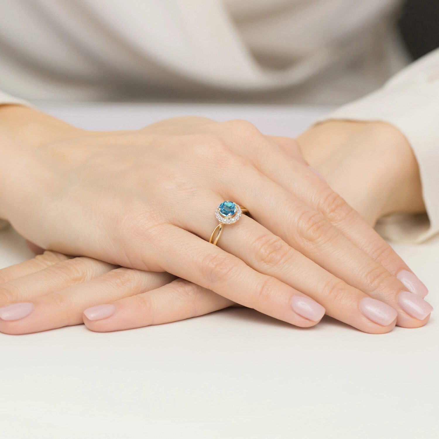 Pierścionek z topazem Swiss Blue 0,80 ct i 16 diamentami – żółte złoto, widok 4